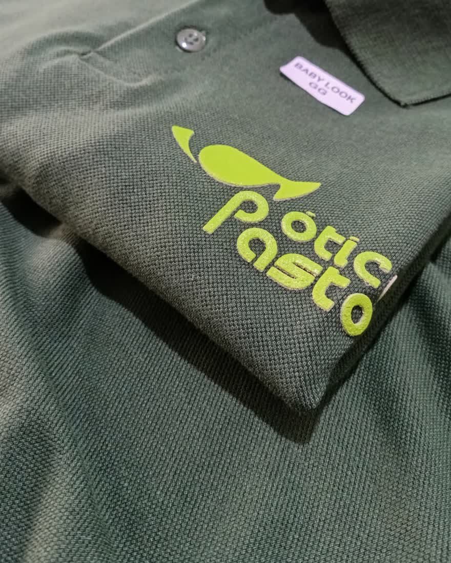 Polo verde com a estampa da Ótica Pastor