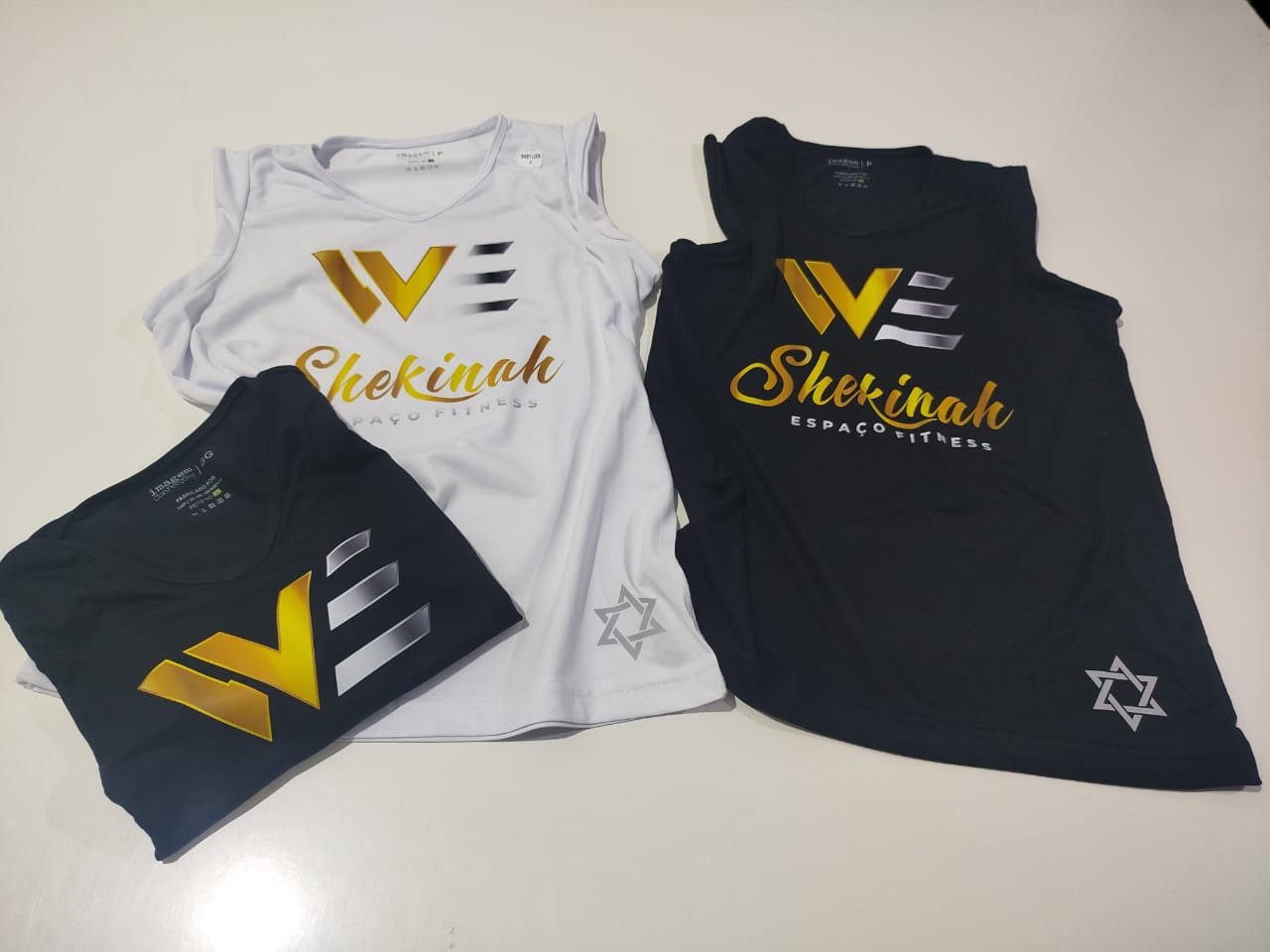 Regatas branca e preta com a estampa da Shekinah Espaço Fitness