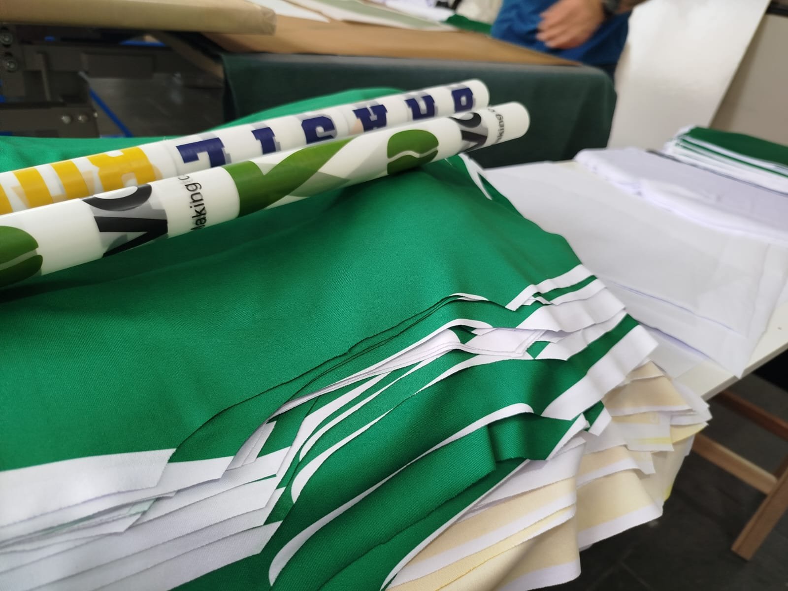 Estampa em DTF verde de perto, mostrando o acabamento da impressão
